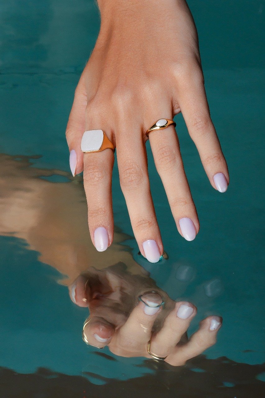 Anel Feminino Com Resina Colorida Folheado A Ouro 18k - Modernidade E Estilo