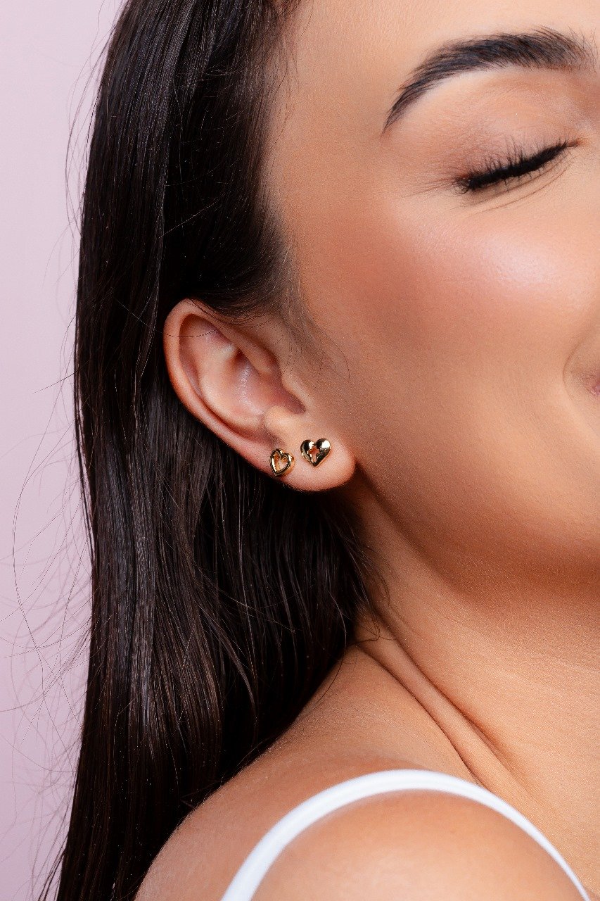 Brinco Coração Vazado Com Cruz Folheado A Ouro 18k