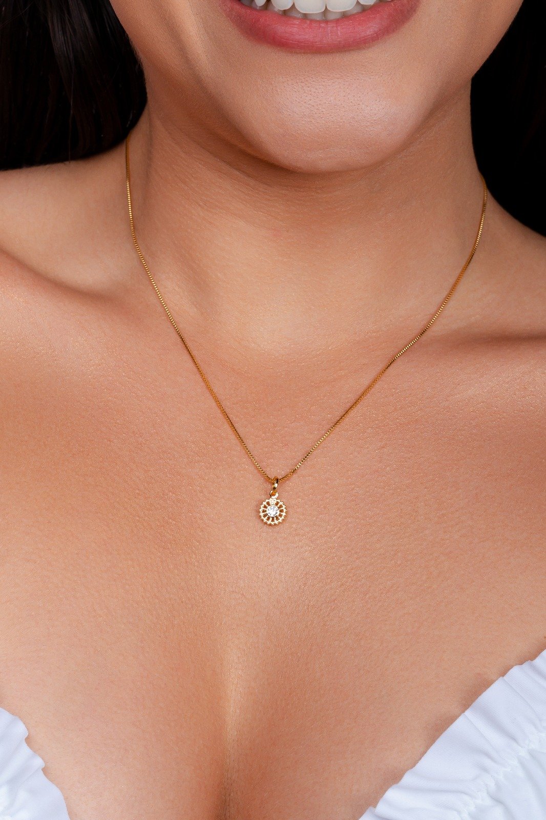 Colar Folheado A Ouro 18k Com Pingente Vazado E Zircônia