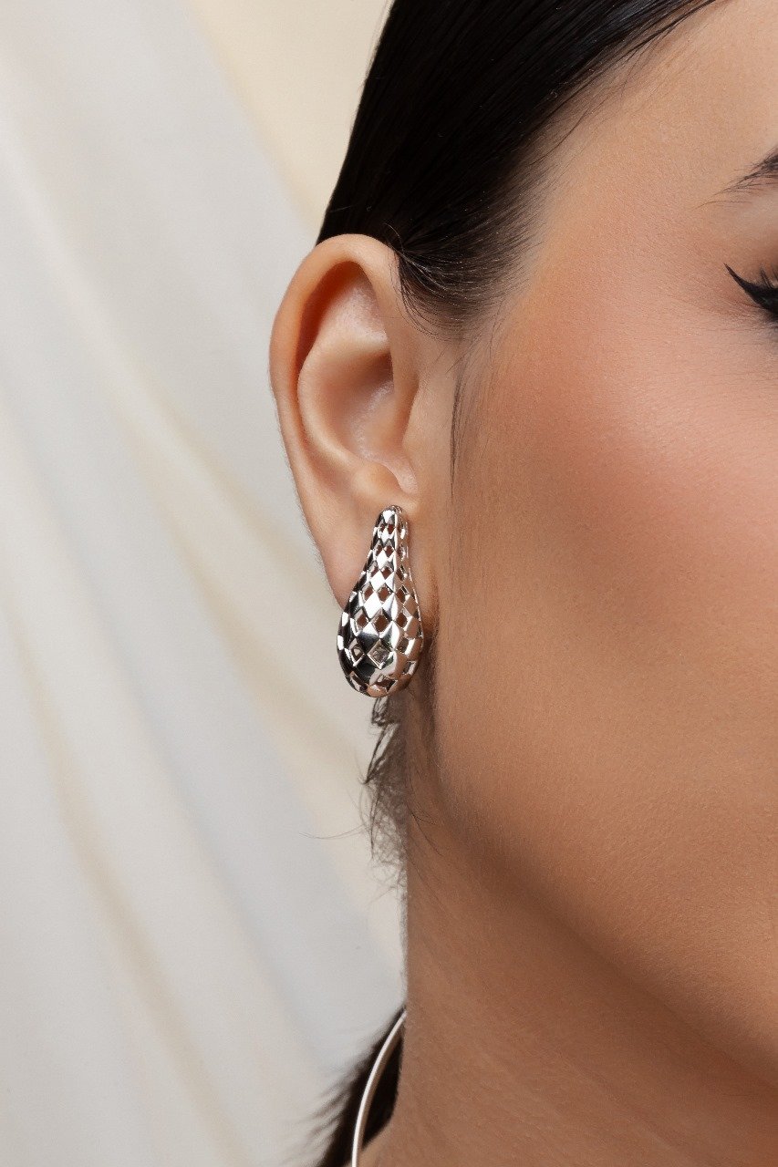 Brinco Gota Vazado Folheado A Ouro 18k - Elegância Contemporânea