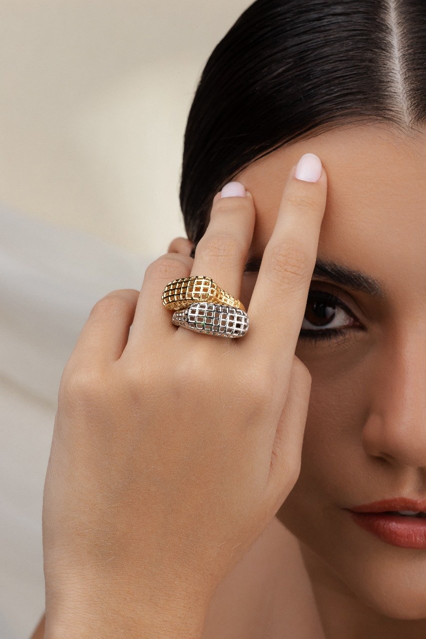 Anel Estruturado Vazado Folheado A Ouro 18k – Elegância E Modernidade