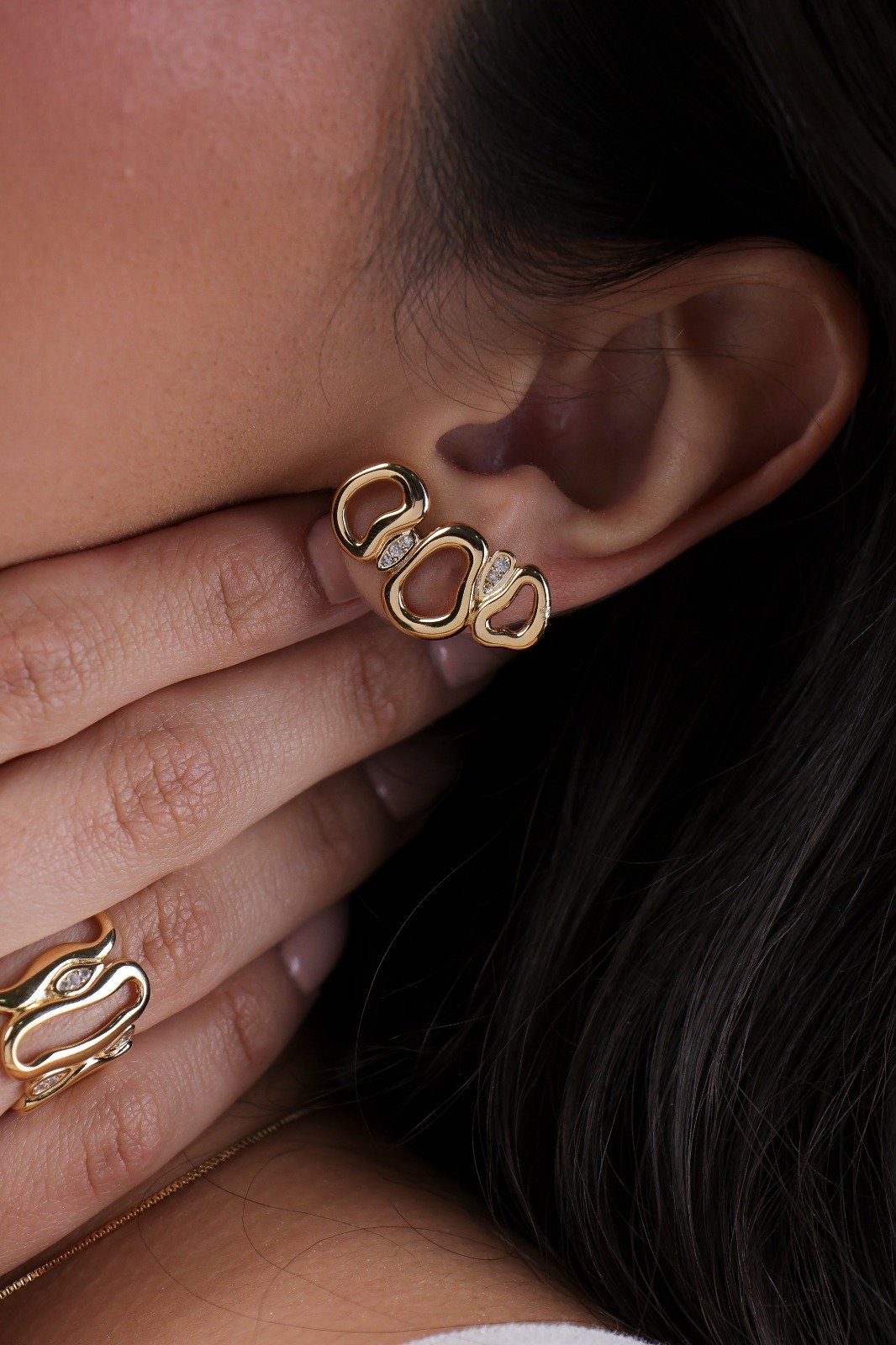 Brincos Orgânicos Folheado A Ouro 18k Com Zircônias Delicadas
