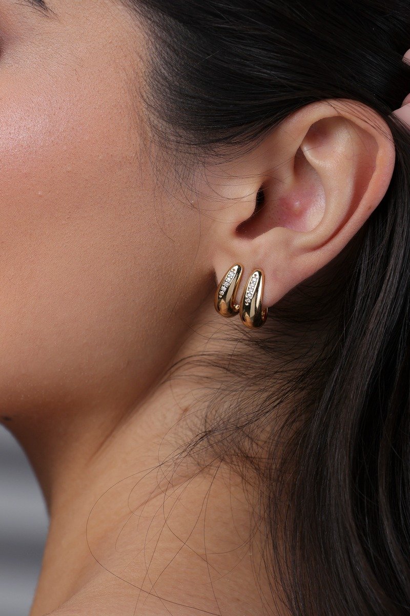 Brinco Meia Argola Folheado A Ouro 18k Com Aplicação De Zircônias