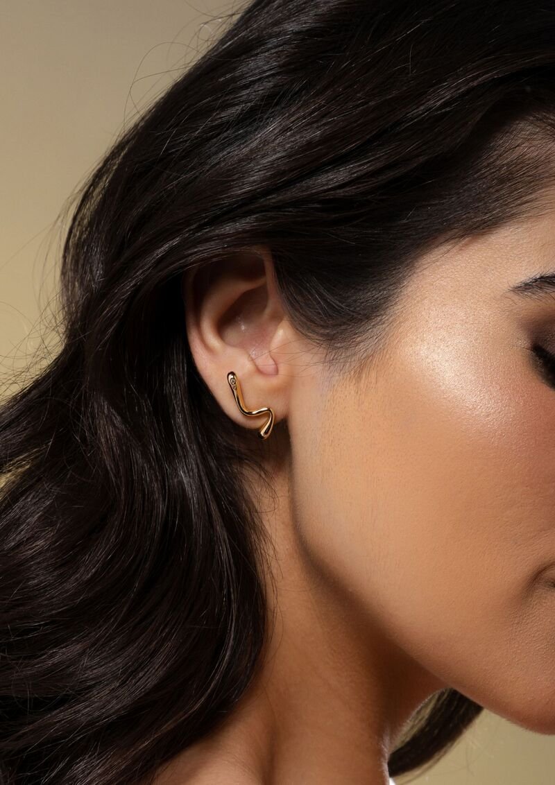 Brinco Ondulado Com Zircônias Folheado A Ouro 18k