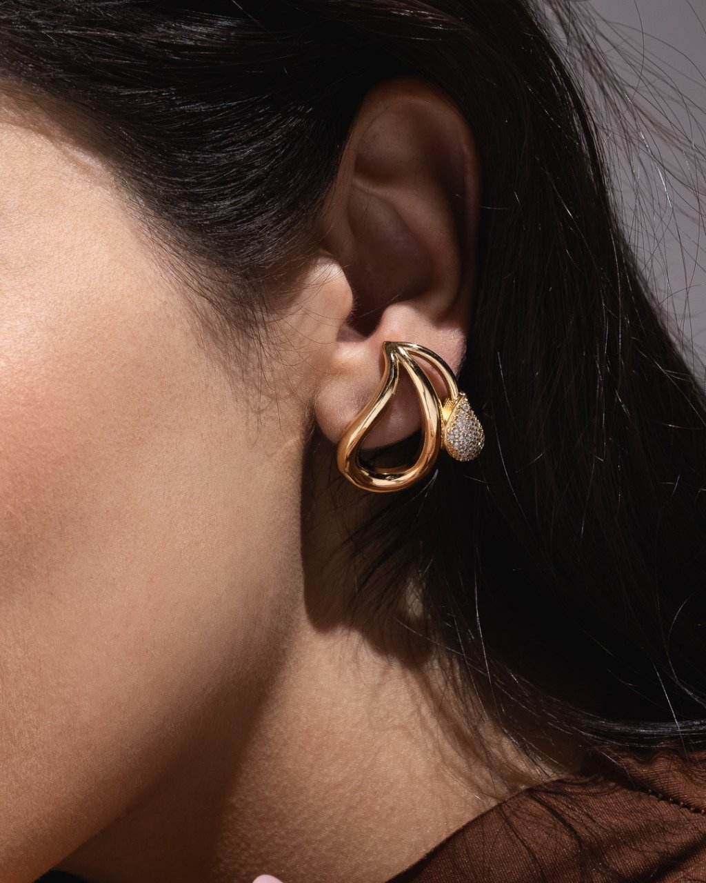 Brinco Gota Orgânica Folheado A Ouro 18k Com Zircônias – Sofisticação Fluida