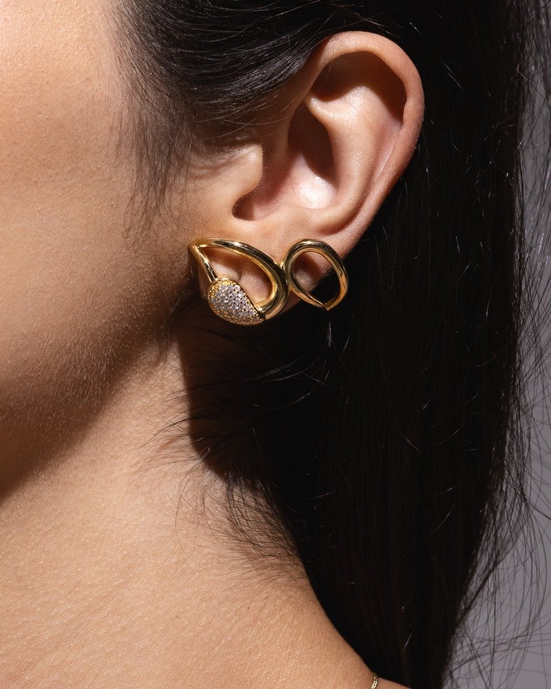 Brinco Contemporâneo Folheado A Ouro 18k Com Brilho De Zircônias