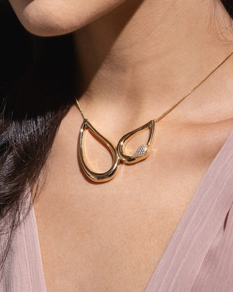 Colar Contemporâneo Folheado A Ouro 18k Com Detalhes Em Zircônias