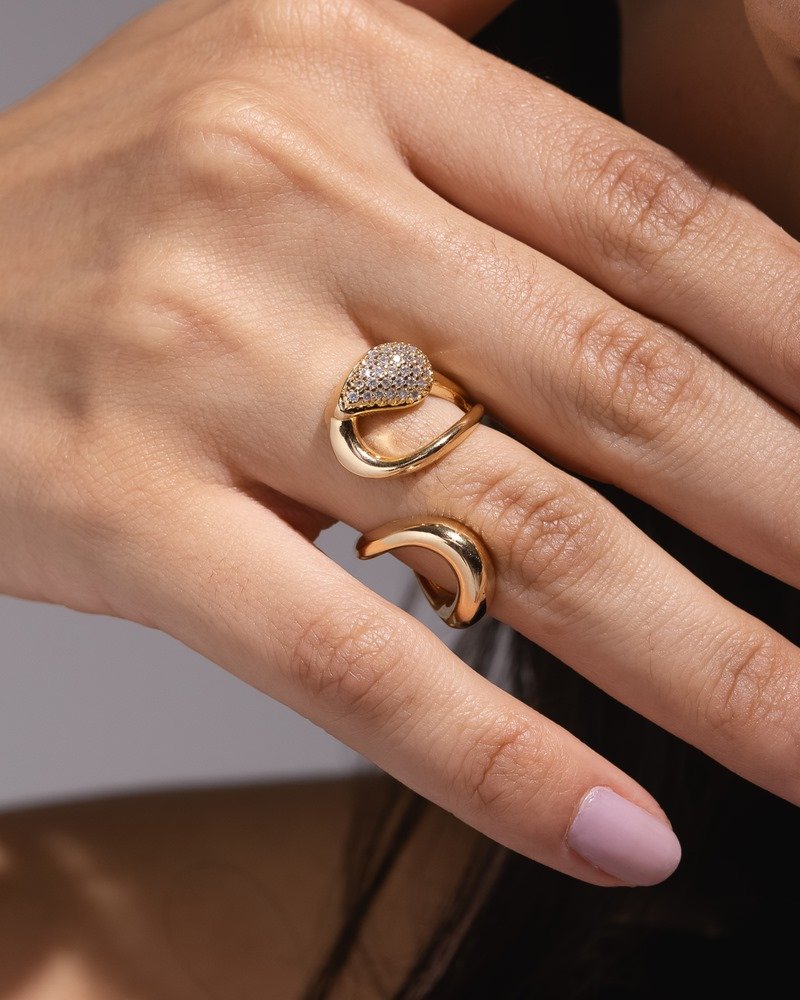 Anel Contemporâneo Folheado A Ouro 18k Com Design Orgânico E Zircônias