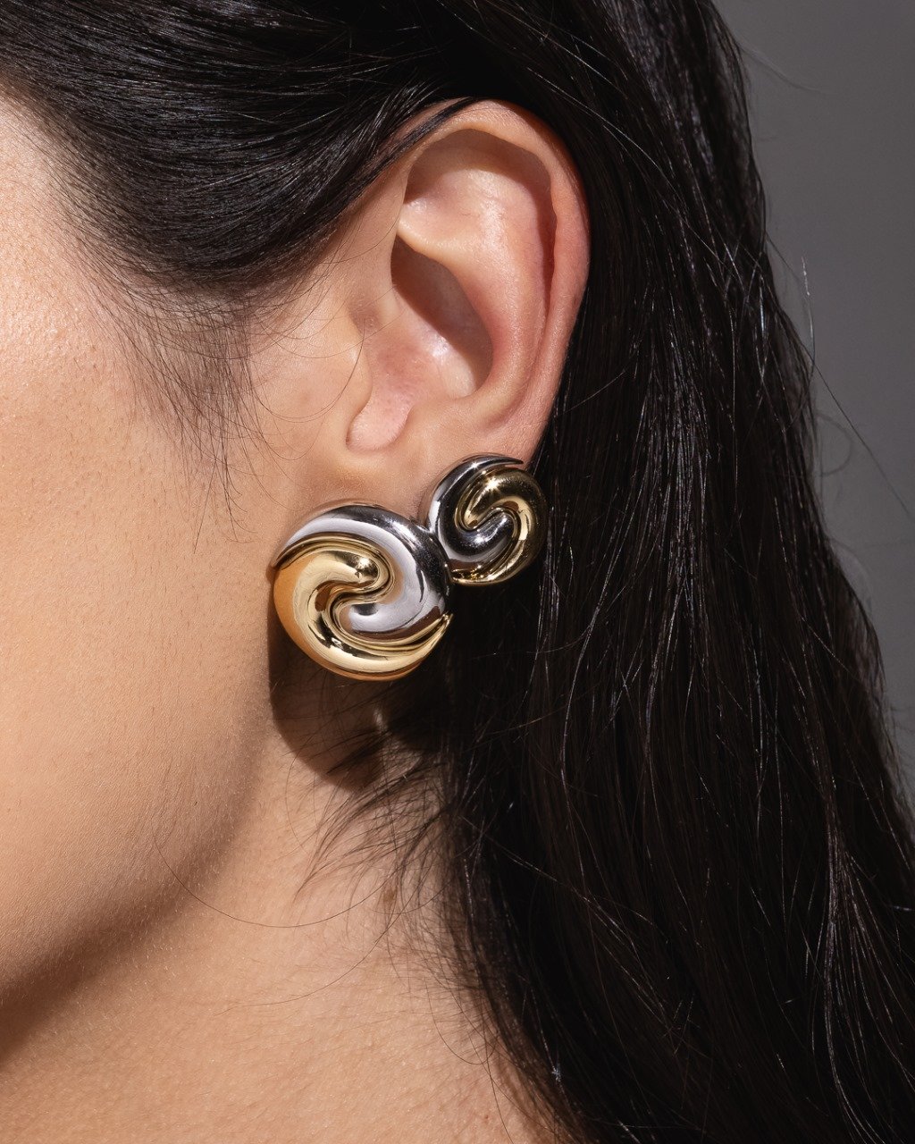 Brinco Bicolor Polido Folheado A Ouro 18k Com Formato Espiral