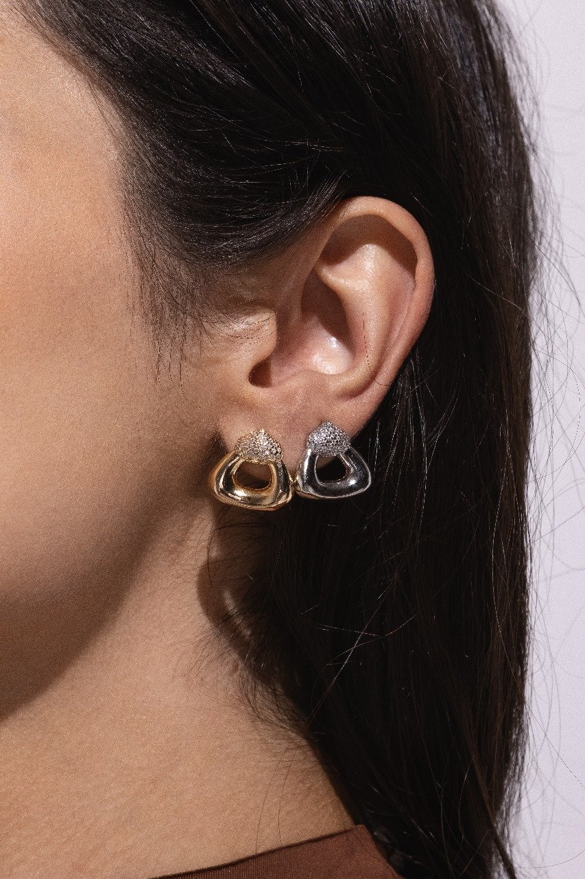 Brinco Escultural Com Zircônias – Folheado A Ouro 18k