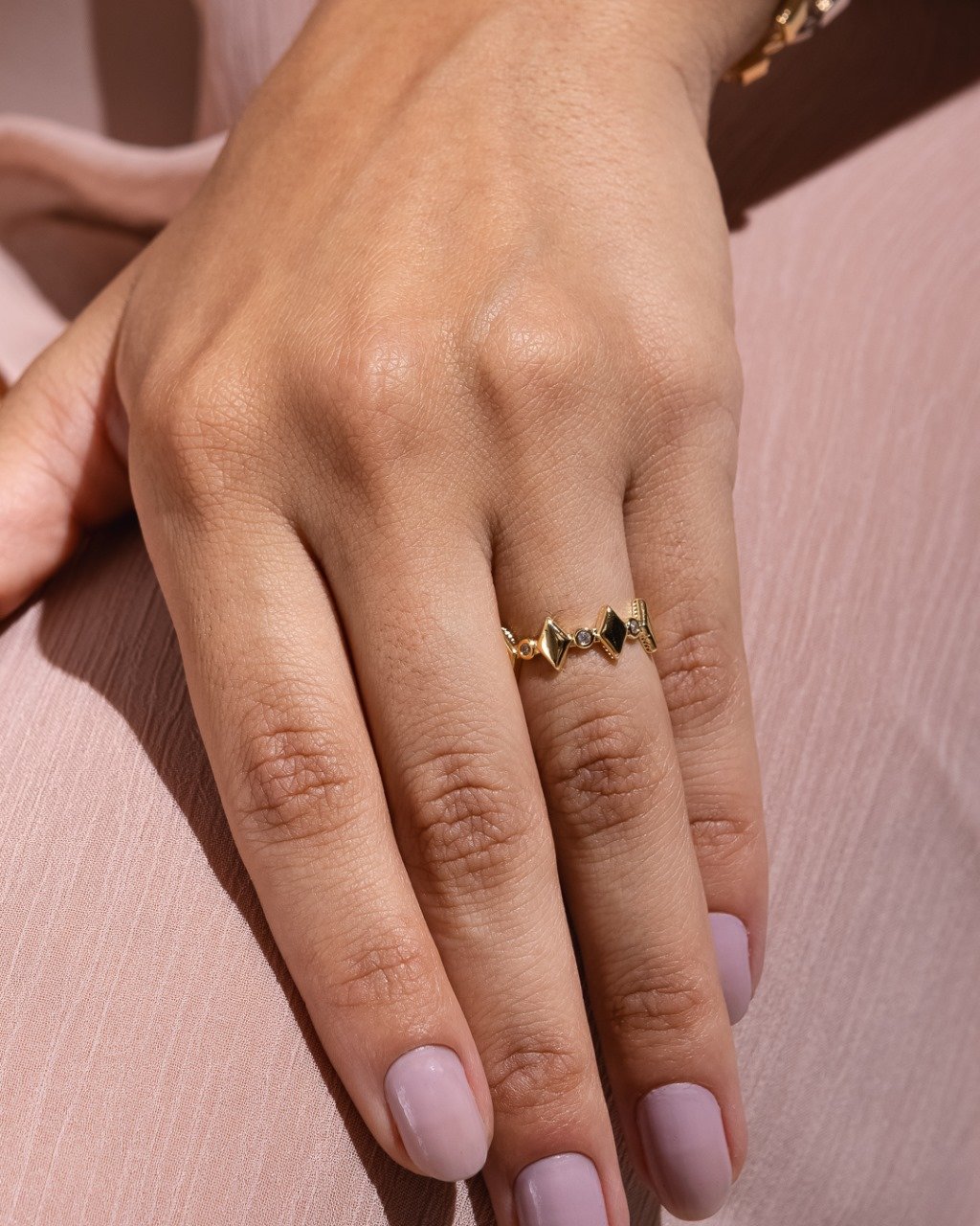 Anel Delicado Com Zircônias E Formas Losangulares Em Ouro 18k