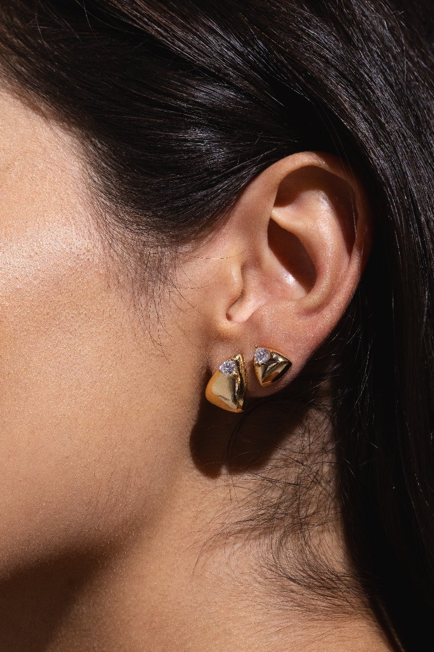 Brinco Triangular Pequeno Com Zircônia Cúbica Em Ouro 18k