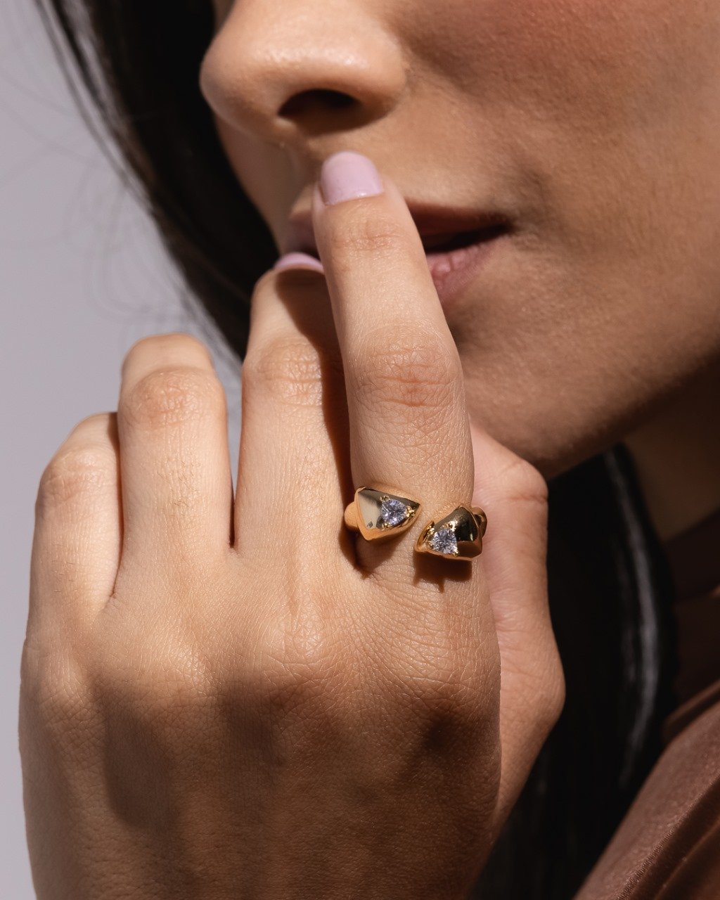 Anel Geométrico Com Zircônias Triangulares Em Ouro 18k