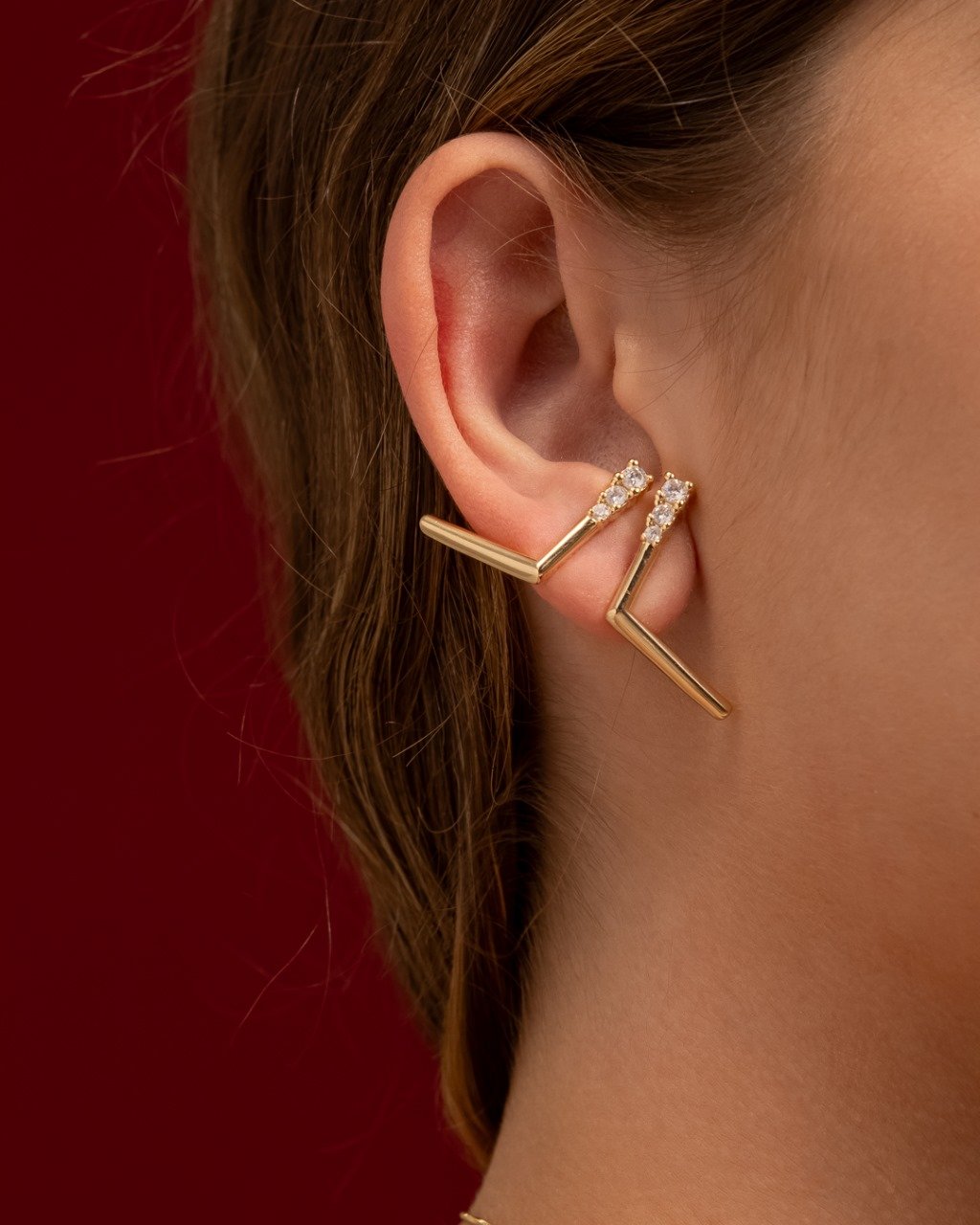 Brinco Ear Cuff V Minimalista Com Zircônias – Folheado A Ouro 18k