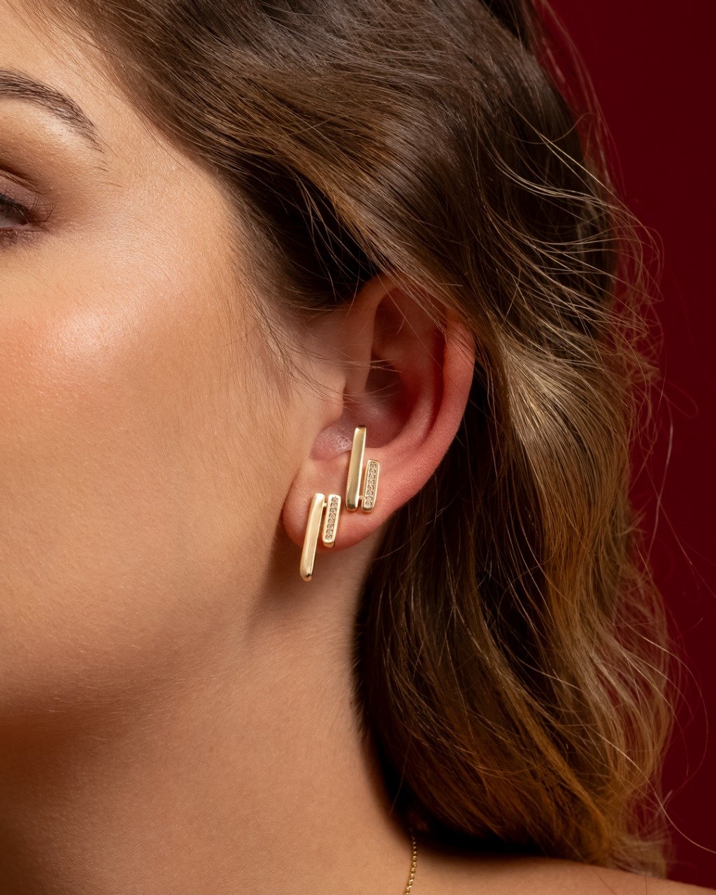 Brinco Ear Cuff Linear Com Zircônias – Folheado A Ouro 18k
