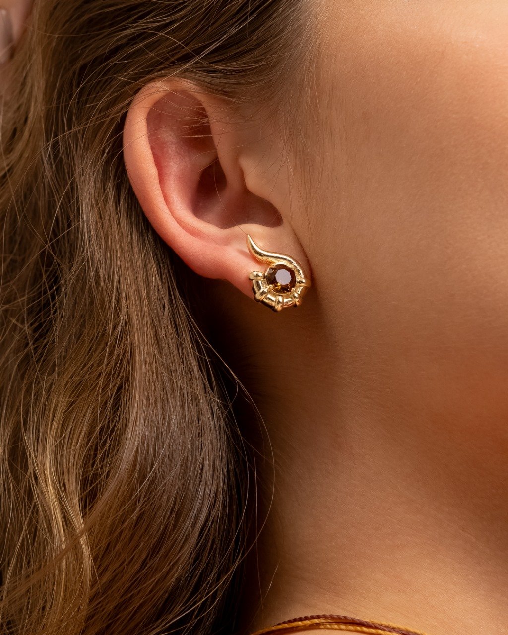 Brinco Escultural Com Zircônia Central – Folheado A Ouro 18k