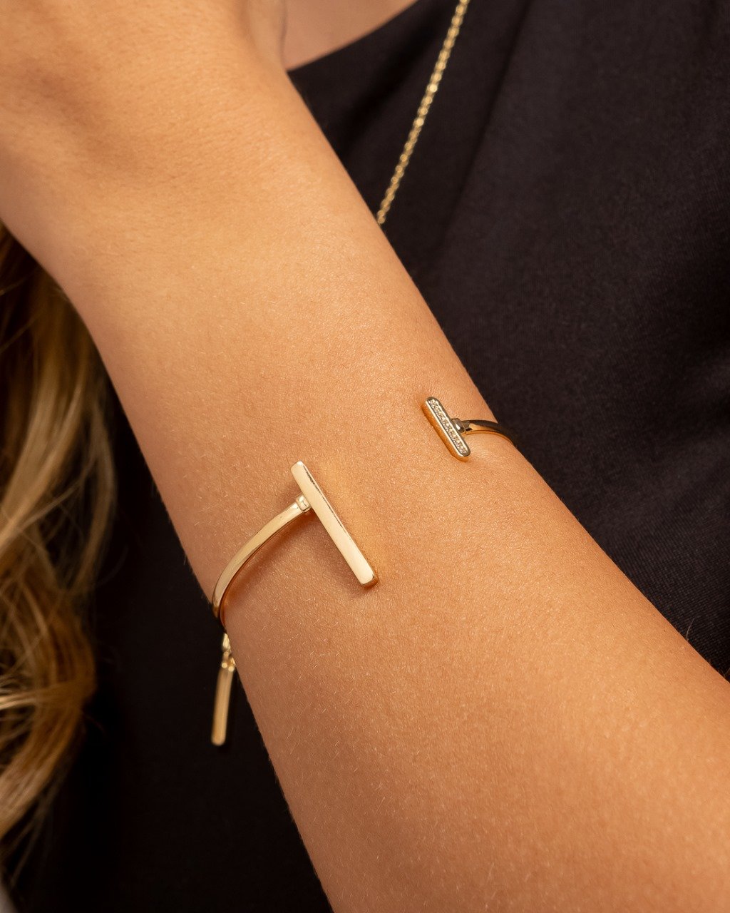 Bracelete Minimalista Com Zircônias E Barras Folheado A Ouro 18k