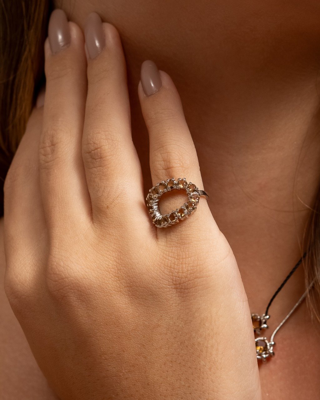 Anel Oval Vazado Com Zircônias Conhaque Folheado A Ouro 18k