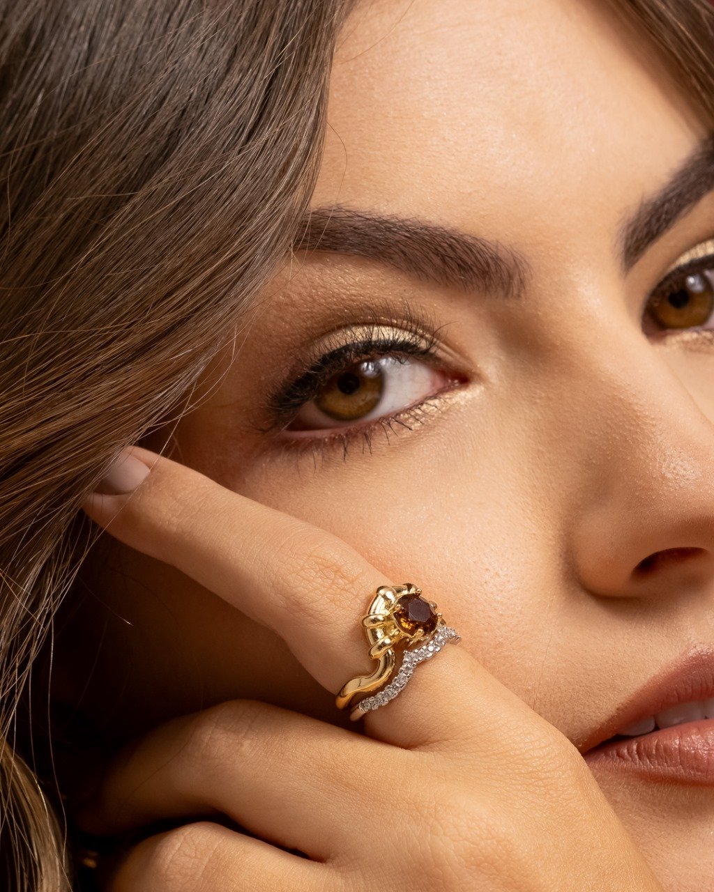 Anel Fino Com Zircônias Folheado A Ouro 18k