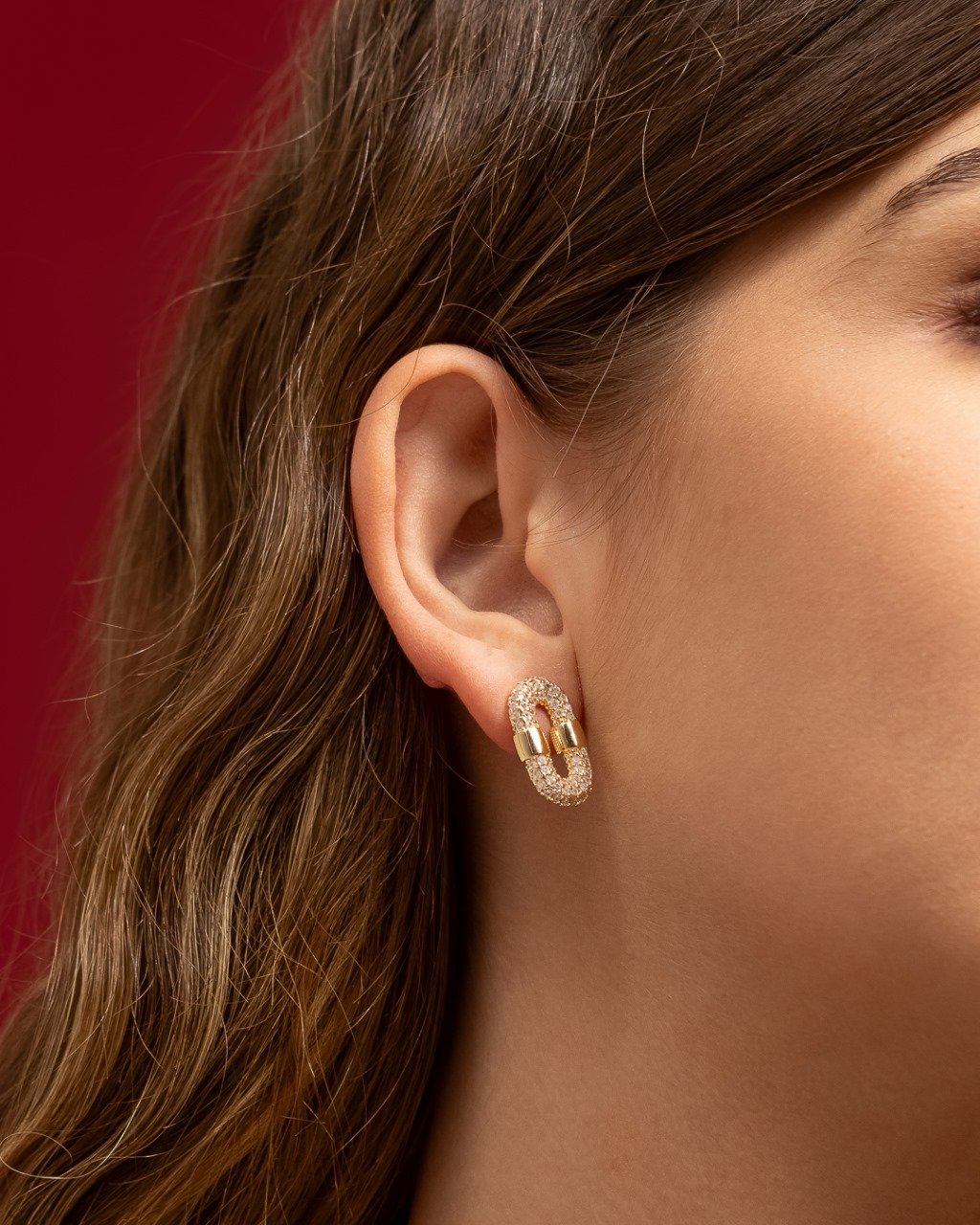 Brinco Elo Oval Cravejado Com Zircônias Folheado A Ouro 18k