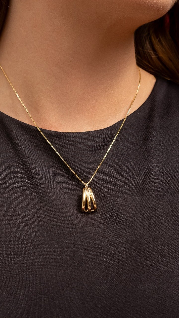 Colar Com Pingente De Hastes Curvas Vazadas Folheado A Ouro 18k