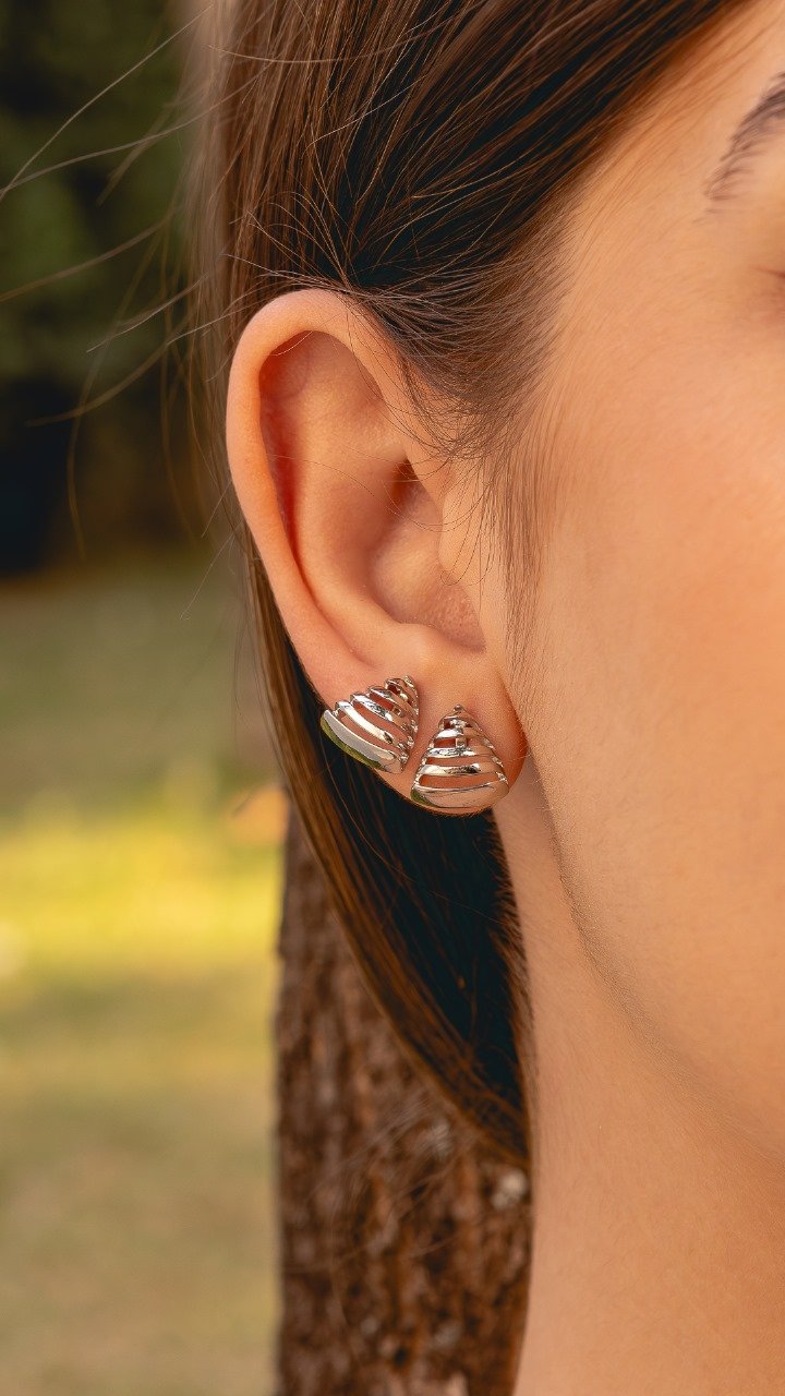 Brinco Triangular Com Recortes Vazados Minimalista Folheado A Ouro 18k