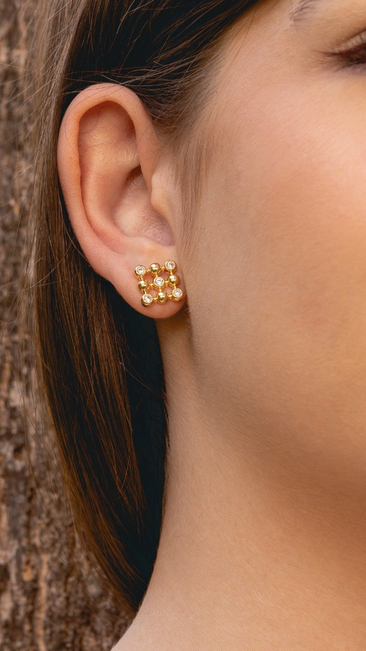 Brinco Quadrado Com Esferas E Zircônias Folheado A Ouro 18k