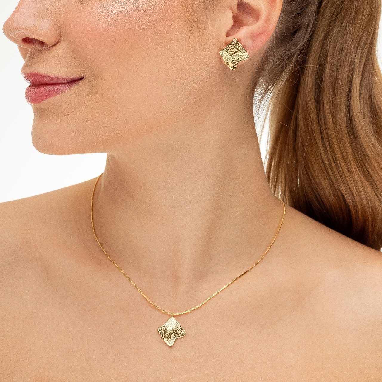 Brinco Texturizado Em Formato De Losango Folheado A Ouro 18k