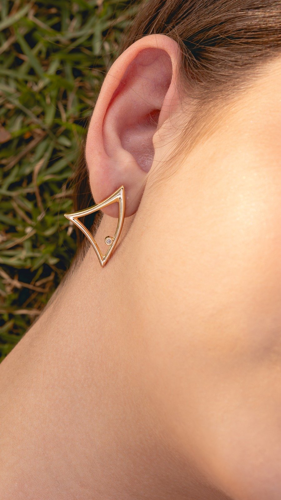 Brinco Geométrico Vazado Com Detalhe De Zircônia Folheado A Ouro 18k