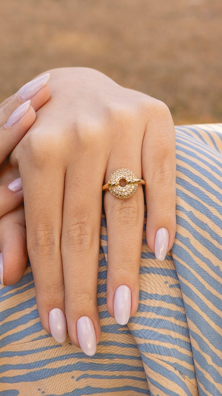 Anel Circular Cravejado Com Zircônias – Folheado A Ouro 18k