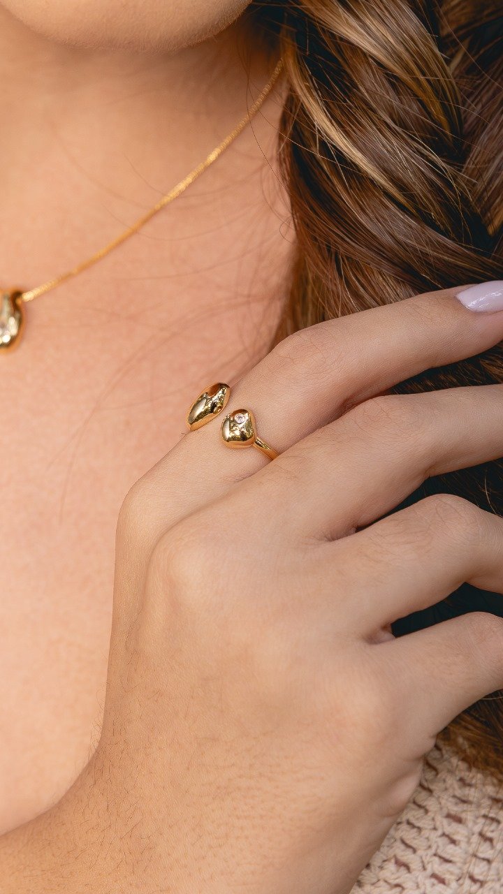 Anel Com Extremidades Em Forma Orgânica E Zircônia Folheado A Ouro 18k