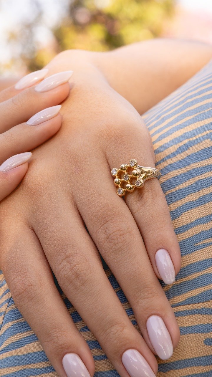 Anel Dedinho Com Esferas E Zirconias Em Alto Relevo Folheado A Ouro 18k