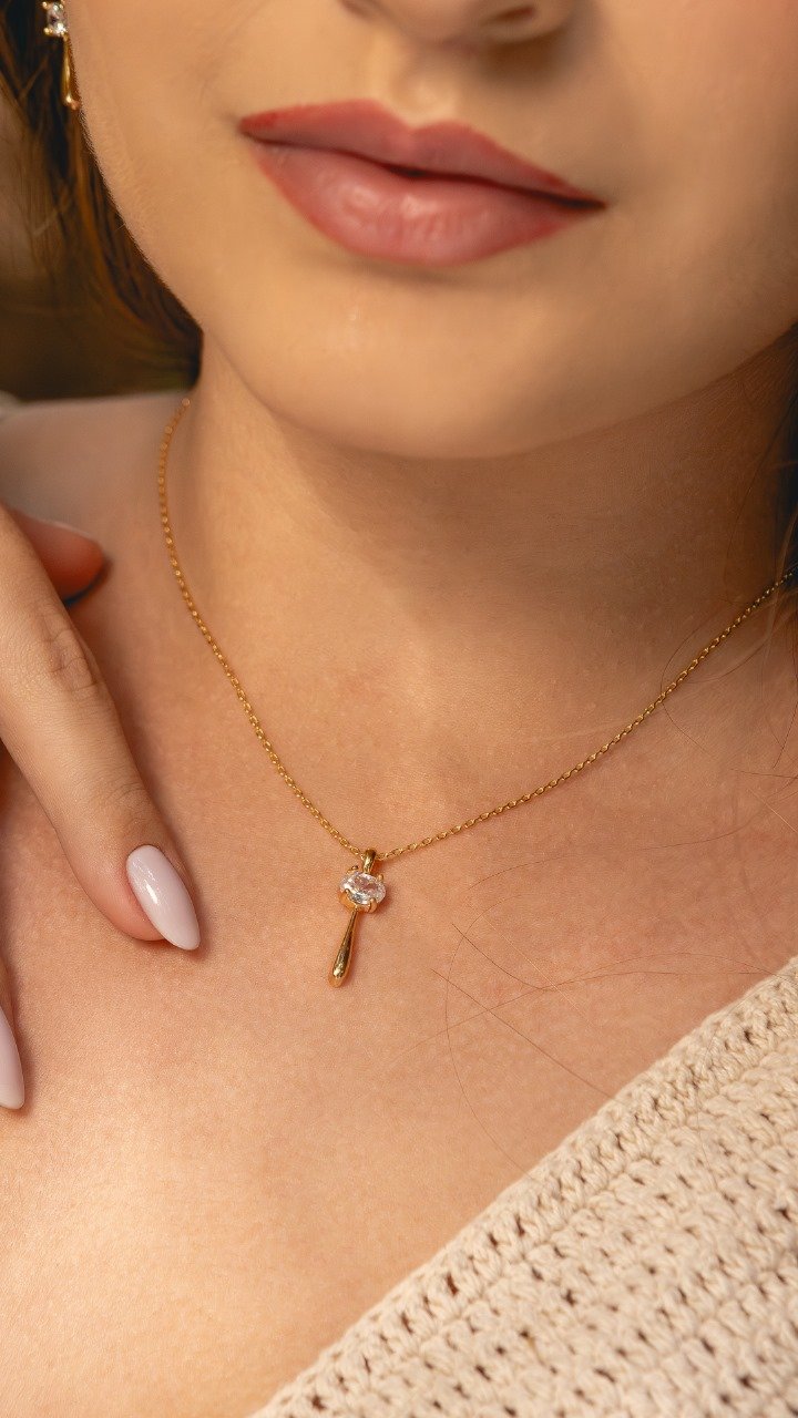 Colar Com Zircônia Oval E Detalhe Alongado Folheado A Ouro 18k