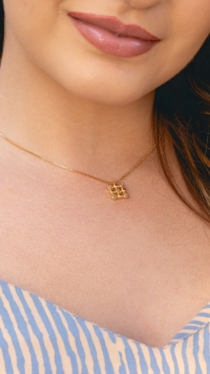 Colar Com Pingente Geométrico Vazado De Esferas E Zircônias Folheado A Ouro 18k