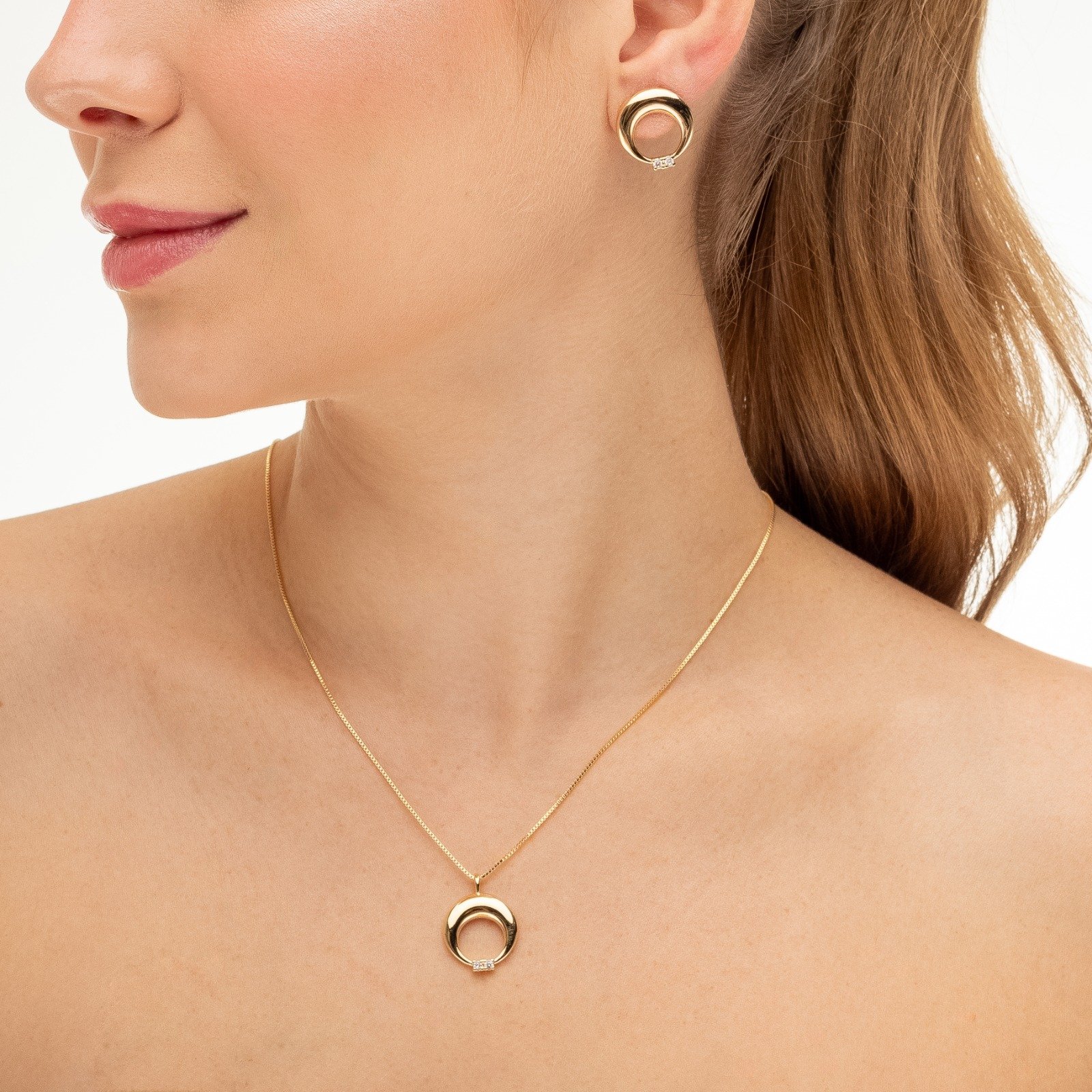 Colar Com Pingente Circular E Zircônias Folheado A Ouro 18k