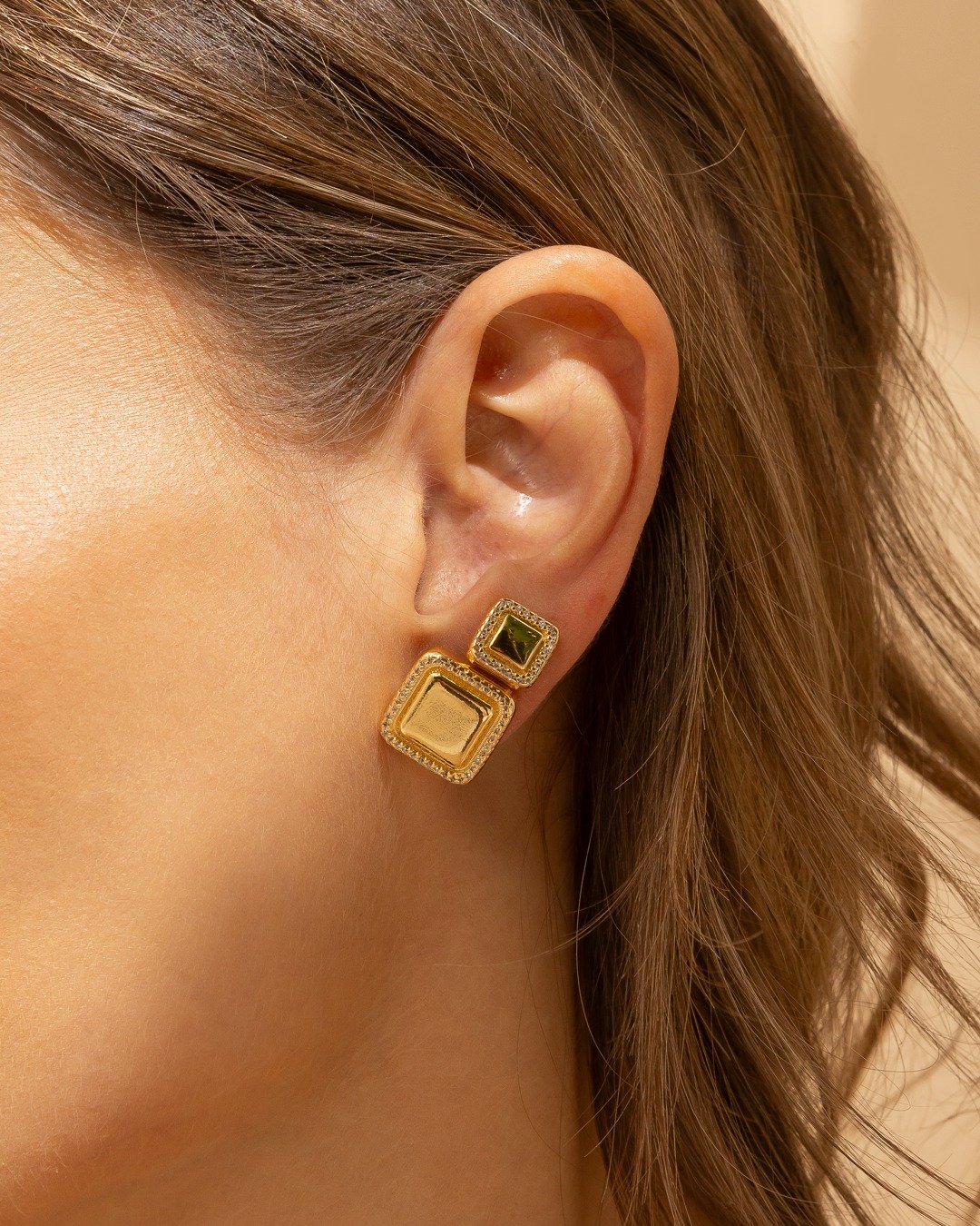 Brinco Quadrado Com Zircônias E Centro Polido - Folheado A Ouro 18k