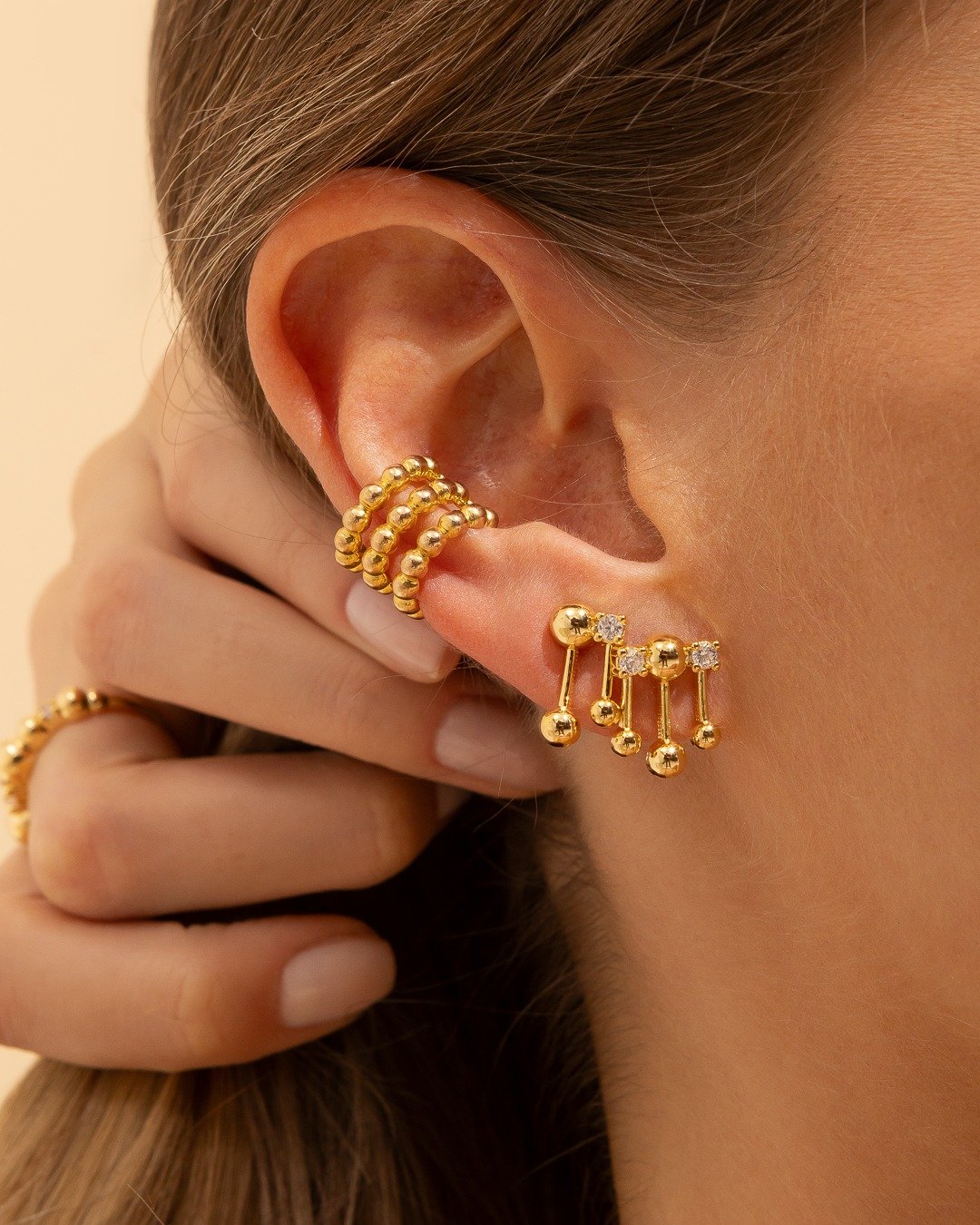 Brinco Assimétrico Com Esferas E Zircônia - Folheado A Ouro 18k