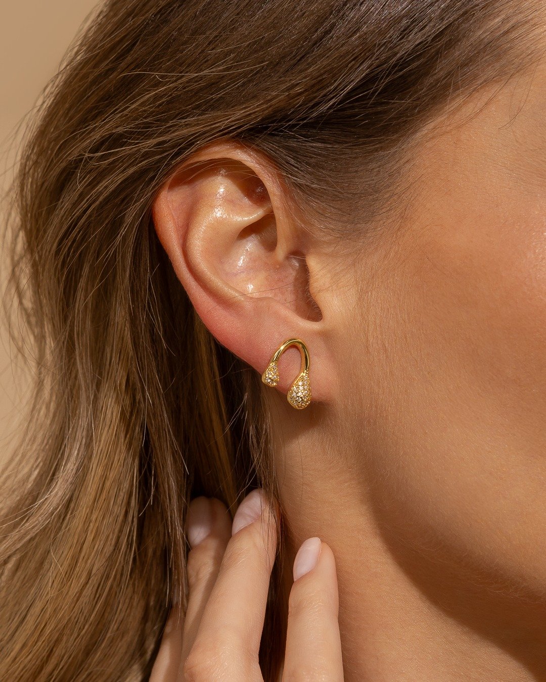 Brinco Curvo Com Detalhes Em Zircônia - Folheado A Ouro 18k