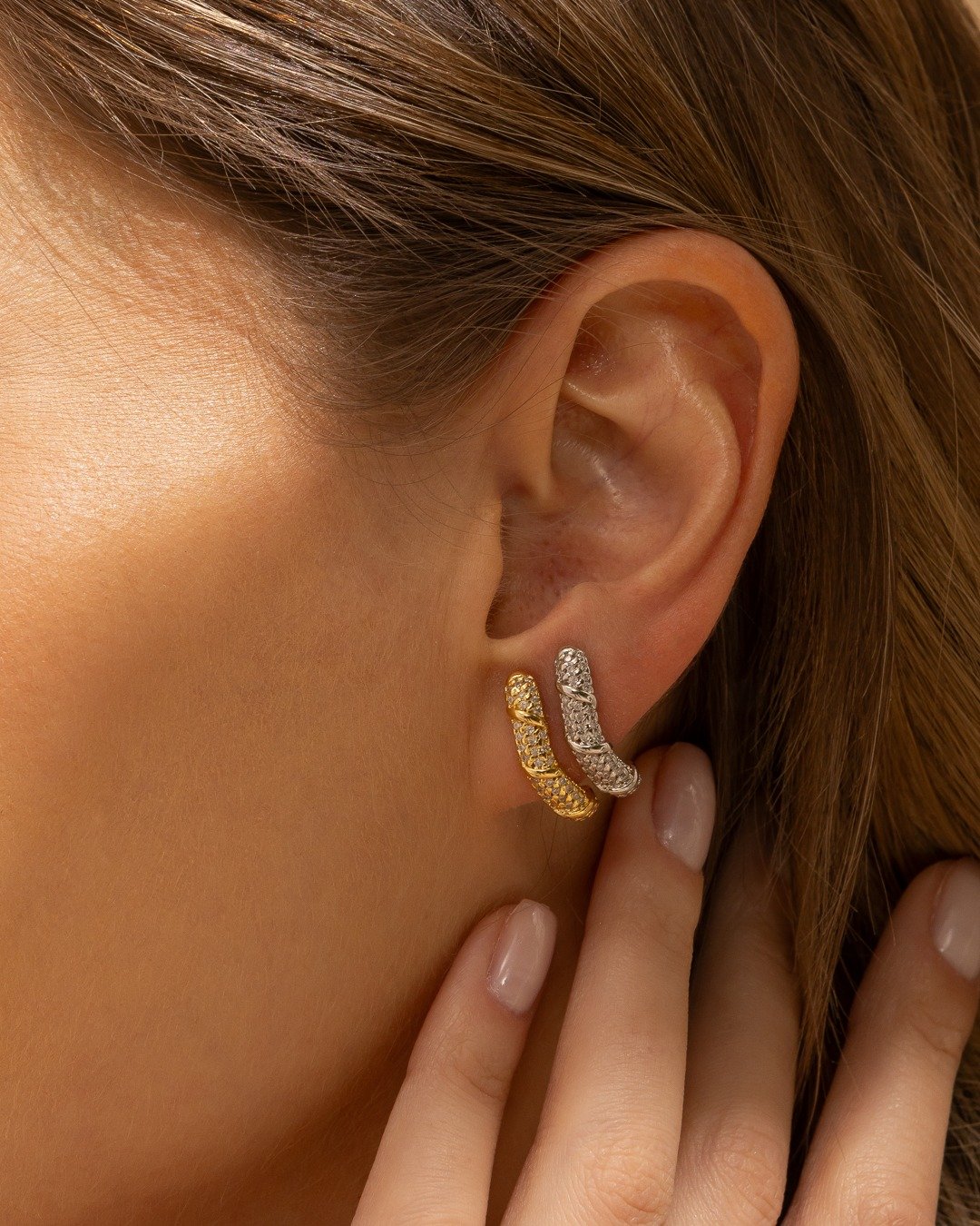 Brinco Curvo Com Efeito Torcido E Zircônias - Ouro 18k