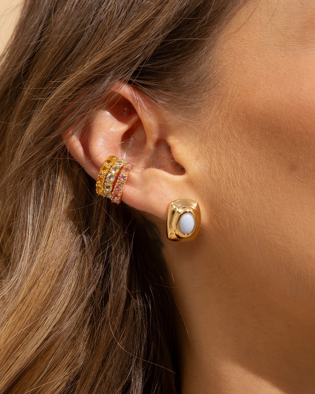 Brinco Quadrado Com Pedra Oval Colorida Central E Banho De Ouro 18k