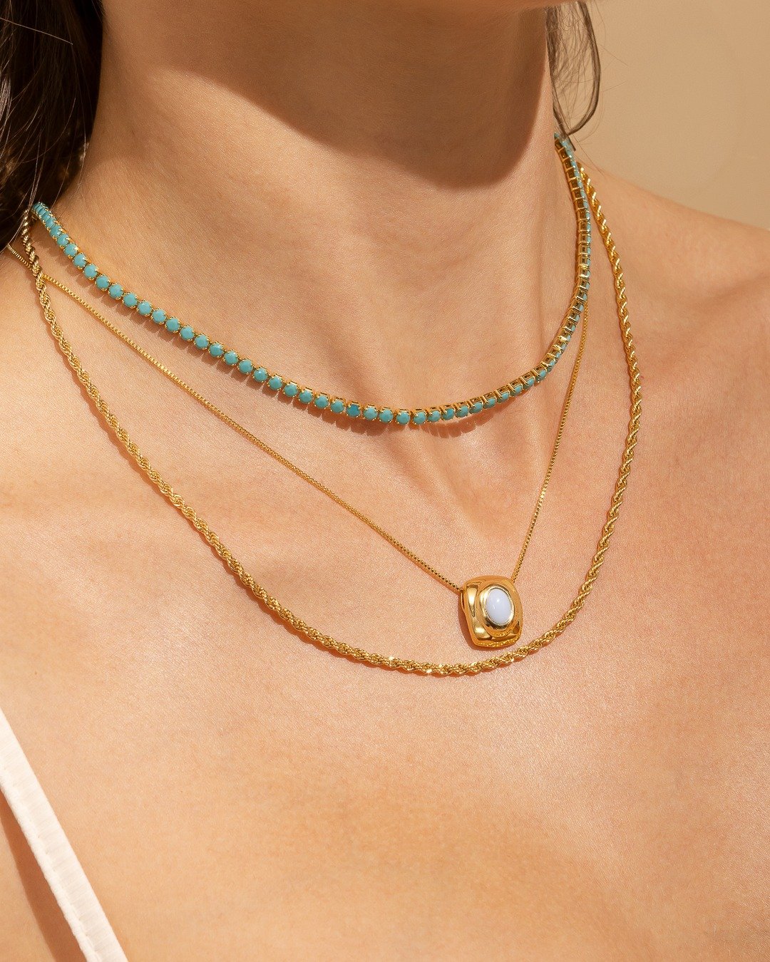 Colar Com Pedra Oval Lisa E Base Geométrica Folheado A Ouro 18k