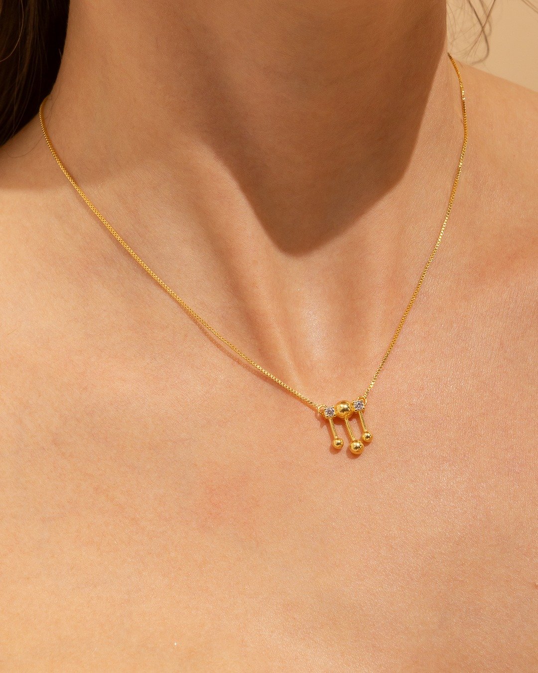 Colar Com Pingente Geométrico E Zircônias Folheado A Ouro 18k