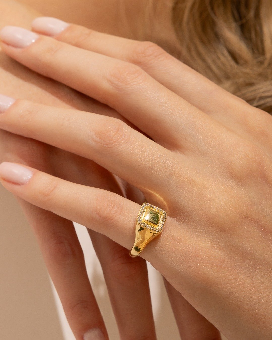 Anel Dedinho Quadrado Com Zircônias E Acabamento Polido Folheado A Ouro 18k