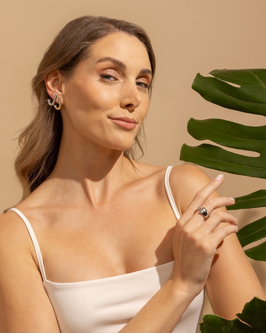 Anel Aberto Com Zircônia E Aba Geométrica Folheado A Ouro 18k