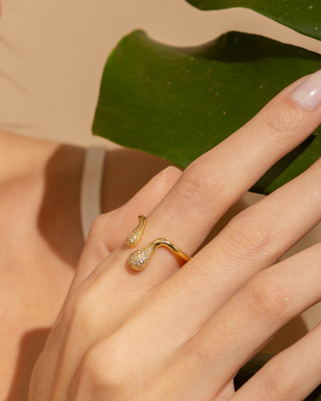 Anel Aberto E Fluido Com Gotas Cravejadas Em Zircônias – Ouro 18k