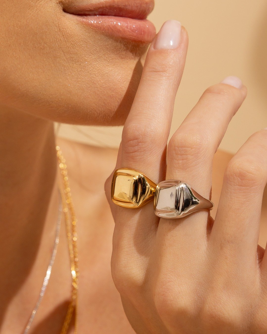 Anel Com Topo Quadrado Abaulado Folheado A Ouro 18k