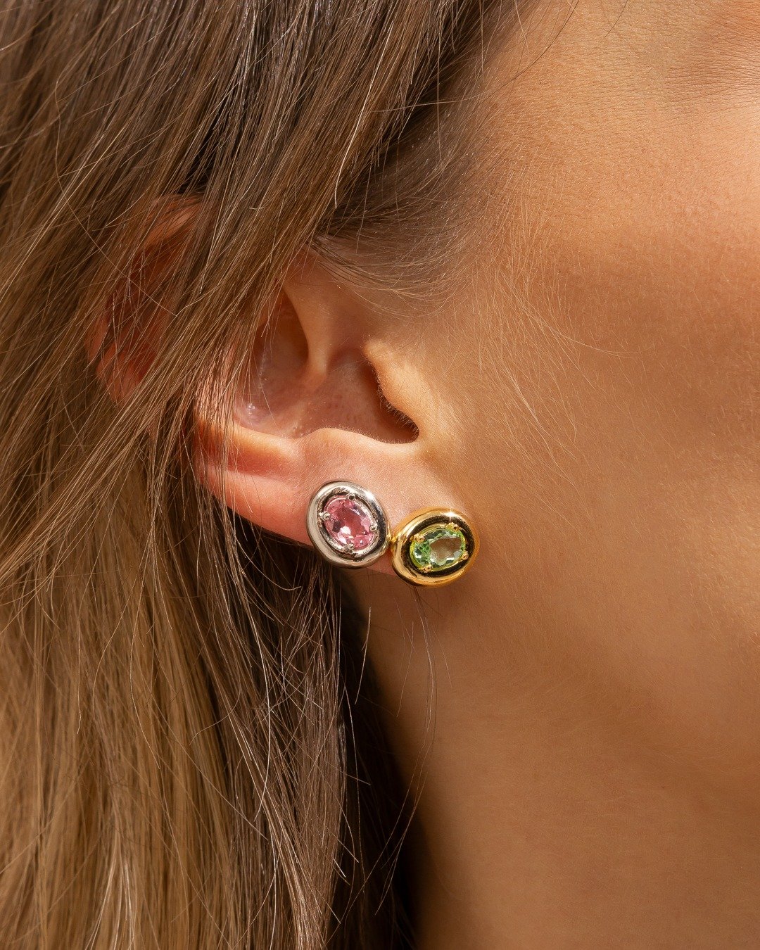Brinco Oval Clássico Com Pedra Colorida E Folheado A Ouro 18k