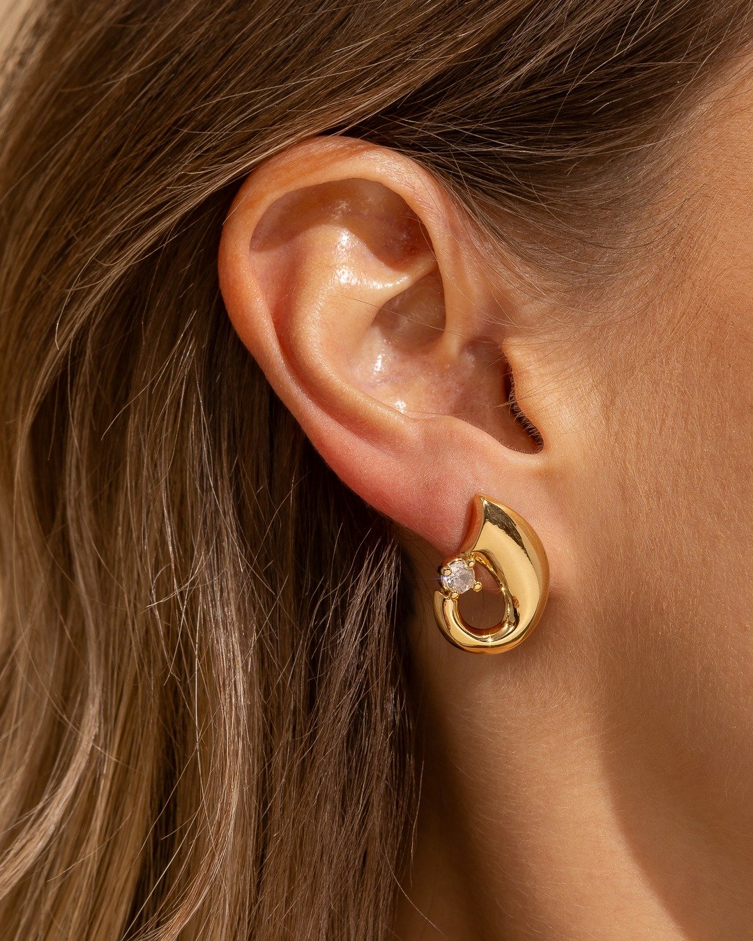 Brinco Curvado Robusto Com Zircônia Folheado A Ouro 18k