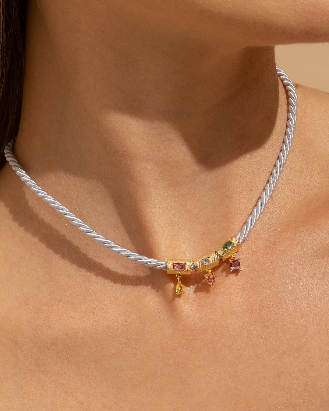 Pingente Geométrico Com Duas Zircônias Coloridas Folheado A Ouro 18k