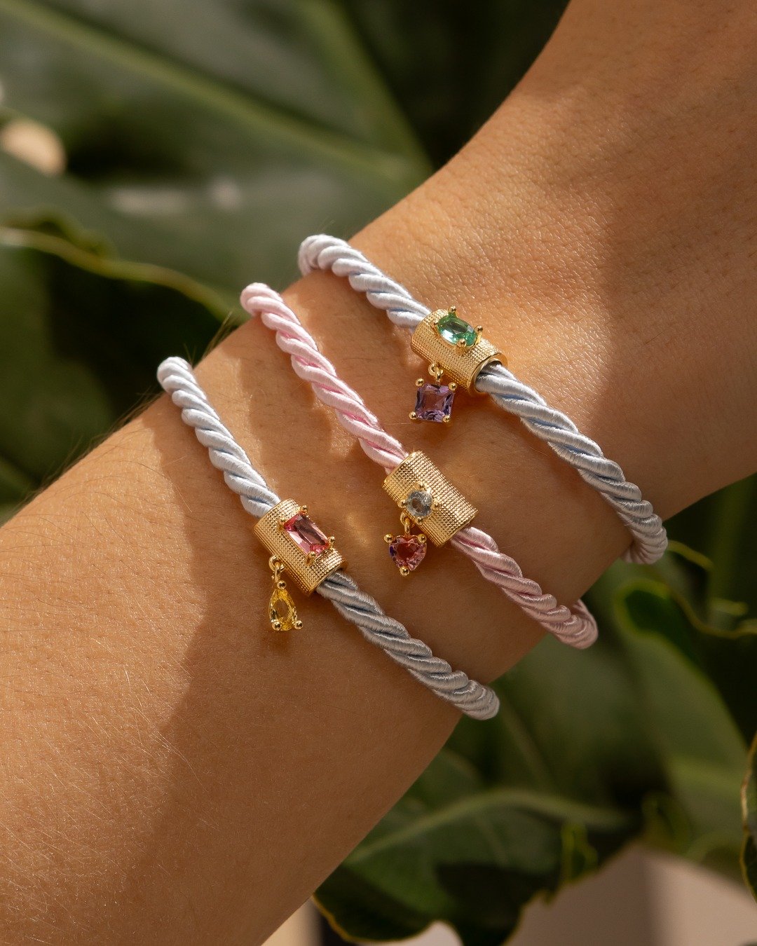 Pingente Geométrico Com Duas Zircônias Coloridas Folheado A Ouro 18k